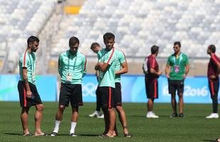 Jogadores da Sele��o Portuguesa tiraram muitas fotos durante visita ao Mineir�o na v�spera do duelo contra a Arg�lia pelos Jogos Ol�mpicos. Time j� est� classificado e usar� forma��o mista nesta quarta-feira