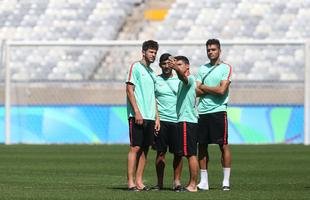 Jogadores da Sele��o Portuguesa tiraram muitas fotos durante visita ao Mineir�o na v�spera do duelo contra a Arg�lia pelos Jogos Ol�mpicos. Time j� est� classificado e usar� forma��o mista nesta quarta-feira