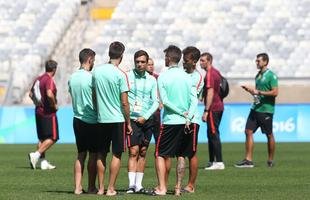 Jogadores da Sele��o Portuguesa tiraram muitas fotos durante visita ao Mineir�o na v�spera do duelo contra a Arg�lia pelos Jogos Ol�mpicos. Time j� est� classificado e usar� forma��o mista nesta quarta-feira