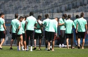 Jogadores da Sele��o Portuguesa tiraram muitas fotos durante visita ao Mineir�o na v�spera do duelo contra a Arg�lia pelos Jogos Ol�mpicos. Time j� est� classificado e usar� forma��o mista nesta quarta-feira