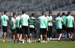 Jogadores da Sele��o Portuguesa tiraram muitas fotos durante visita ao Mineir�o na v�spera do duelo contra a Arg�lia pelos Jogos Ol�mpicos. Time j� est� classificado e usar� forma��o mista nesta quarta-feira