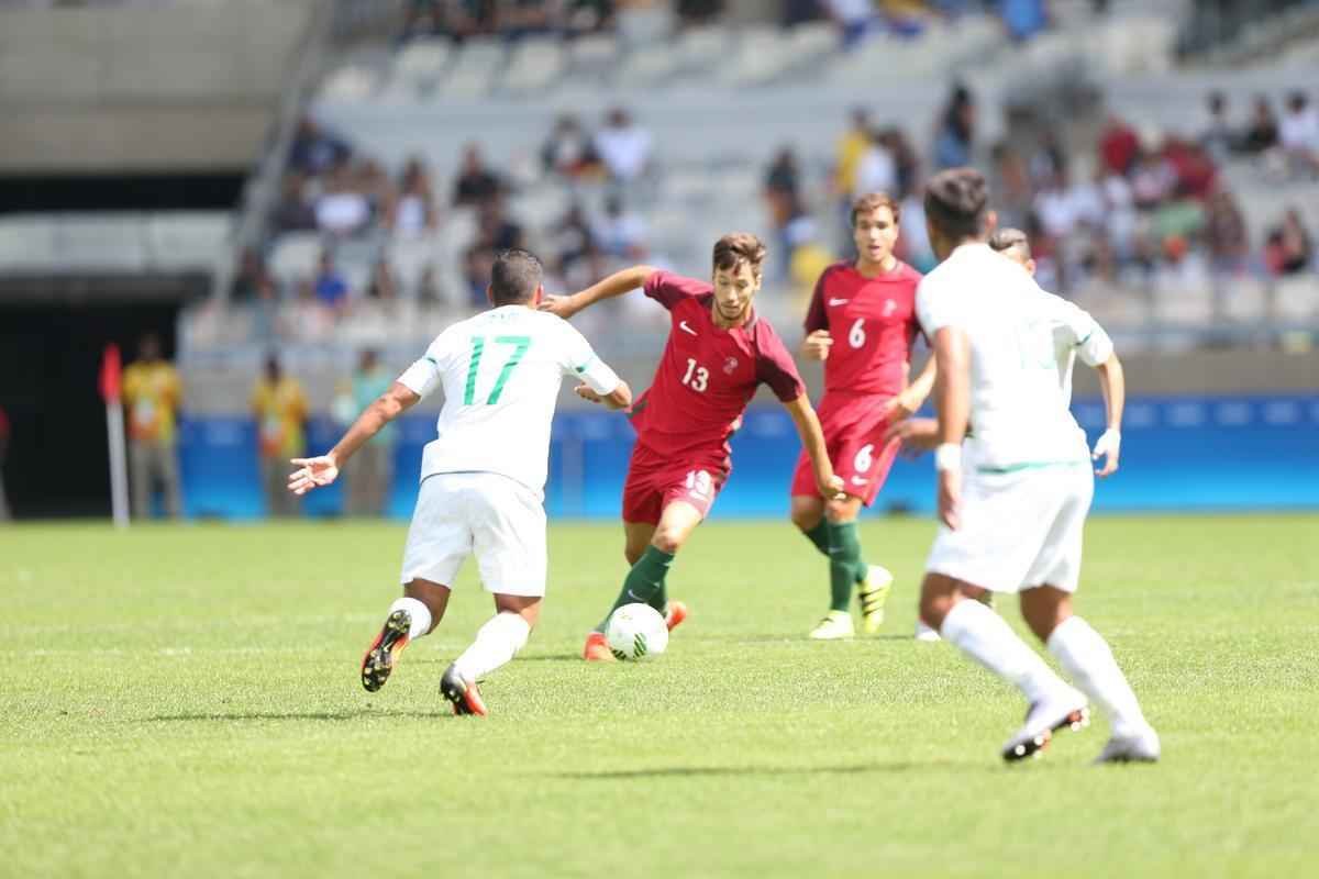 Portugal e Arglia empataram por 1 a 1 no Mineiro. Resultado fez os lusitanos avanarem s quartas de final em primeiro. Honduras passou em segundo. Surpreendentemente, Argentina est eliminada dos Jogos do Rio j na primeira fase do futebol masculino 