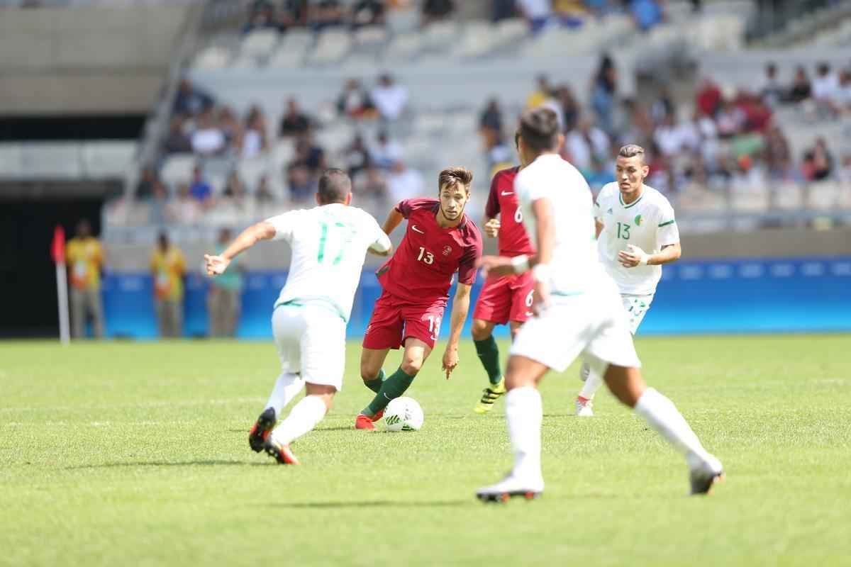 Portugal e Arglia empataram por 1 a 1 no Mineiro. Resultado fez os lusitanos avanarem s quartas de final em primeiro. Honduras passou em segundo. Surpreendentemente, Argentina est eliminada dos Jogos do Rio j na primeira fase do futebol masculino 