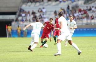 Portugal e Arglia empataram por 1 a 1 no Mineiro. Resultado fez os lusitanos avanarem s quartas de final em primeiro. Honduras passou em segundo. Surpreendentemente, Argentina est eliminada dos Jogos do Rio j na primeira fase do futebol masculino 