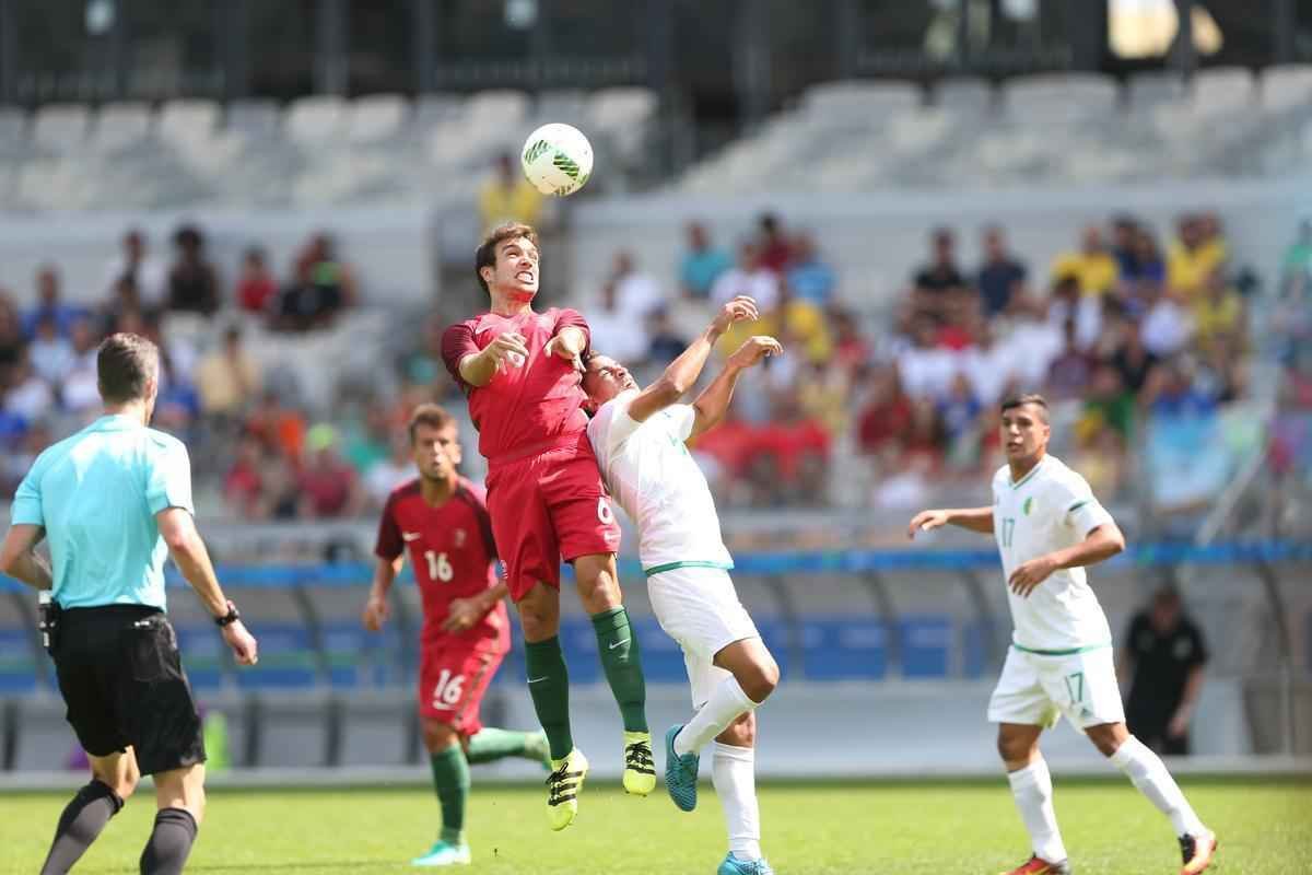 Portugal e Arglia empataram por 1 a 1 no Mineiro. Resultado fez os lusitanos avanarem s quartas de final em primeiro. Honduras passou em segundo. Surpreendentemente, Argentina est eliminada dos Jogos do Rio j na primeira fase do futebol masculino 