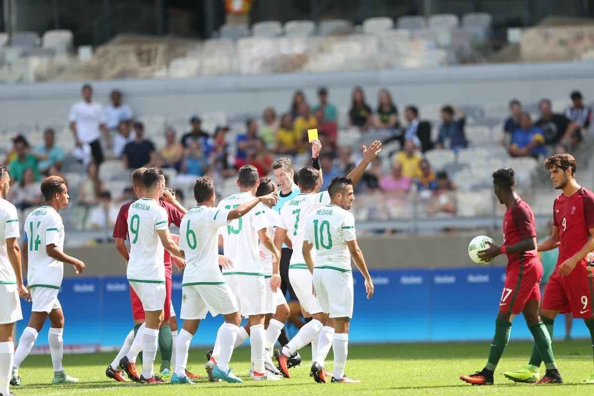 Portugal e Arglia empataram por 1 a 1 no Mineiro. Resultado fez os lusitanos avanarem s quartas de final em primeiro. Honduras passou em segundo. Surpreendentemente, Argentina est eliminada dos Jogos do Rio j na primeira fase do futebol masculino 