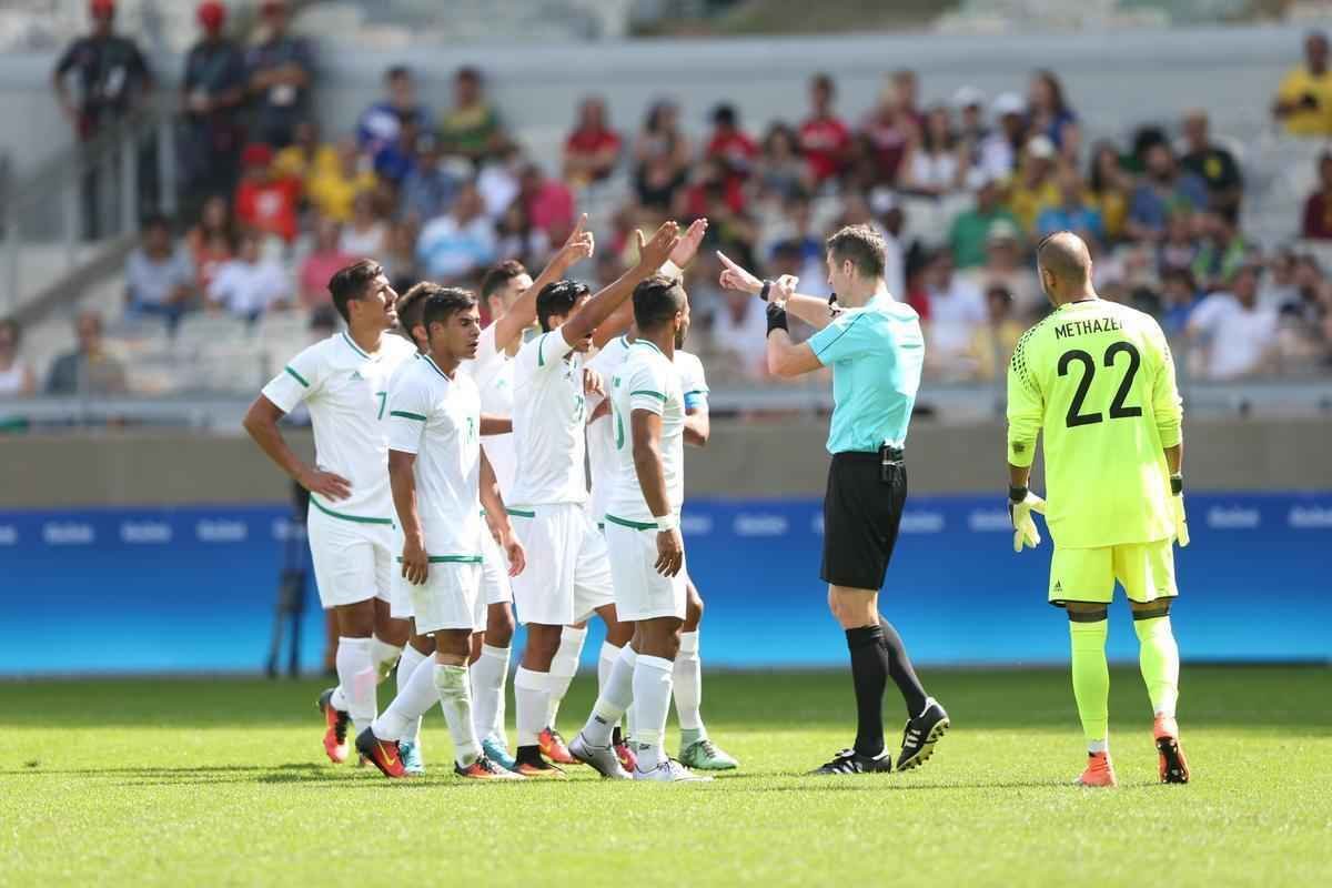 Portugal e Arglia empataram por 1 a 1 no Mineiro. Resultado fez os lusitanos avanarem s quartas de final em primeiro. Honduras passou em segundo. Surpreendentemente, Argentina est eliminada dos Jogos do Rio j na primeira fase do futebol masculino 