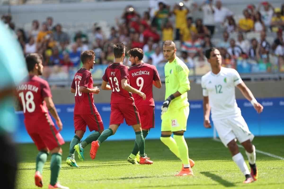 Portugal e Arglia empataram por 1 a 1 no Mineiro. Resultado fez os lusitanos avanarem s quartas de final em primeiro. Honduras passou em segundo. Surpreendentemente, Argentina est eliminada dos Jogos do Rio j na primeira fase do futebol masculino 