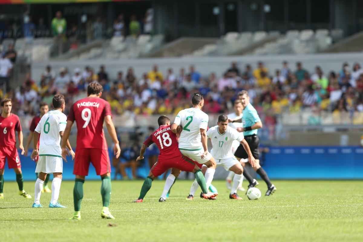Portugal e Arglia empataram por 1 a 1 no Mineiro. Resultado fez os lusitanos avanarem s quartas de final em primeiro. Honduras passou em segundo. Surpreendentemente, Argentina est eliminada dos Jogos do Rio j na primeira fase do futebol masculino 