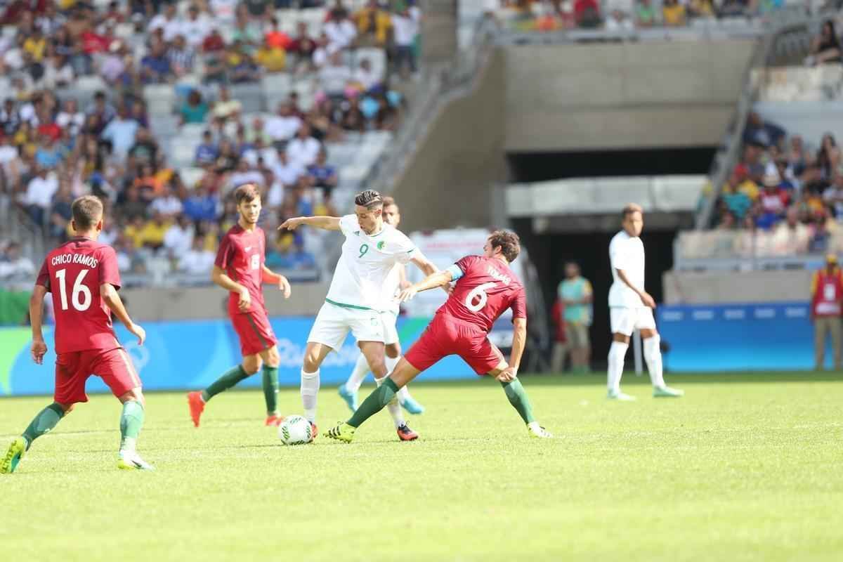 Portugal e Arglia empataram por 1 a 1 no Mineiro. Resultado fez os lusitanos avanarem s quartas de final em primeiro. Honduras passou em segundo. Surpreendentemente, Argentina est eliminada dos Jogos do Rio j na primeira fase do futebol masculino 