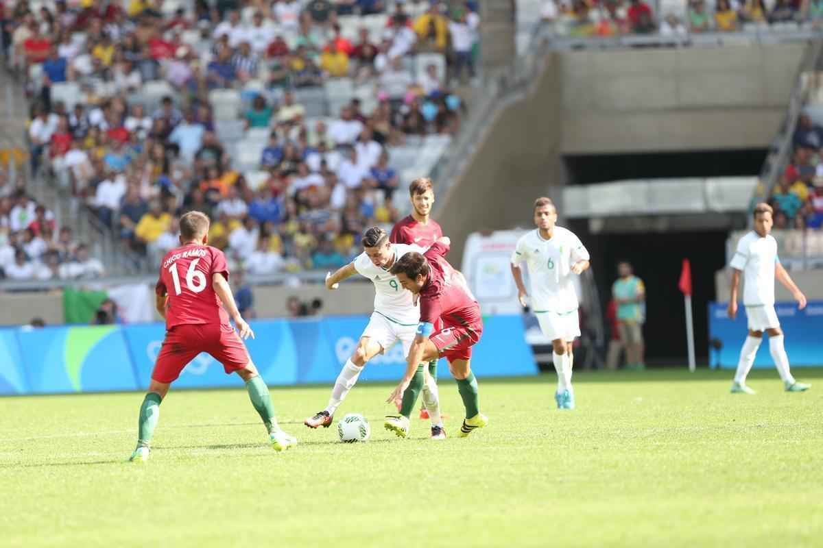 Portugal e Arglia empataram por 1 a 1 no Mineiro. Resultado fez os lusitanos avanarem s quartas de final em primeiro. Honduras passou em segundo. Surpreendentemente, Argentina est eliminada dos Jogos do Rio j na primeira fase do futebol masculino 