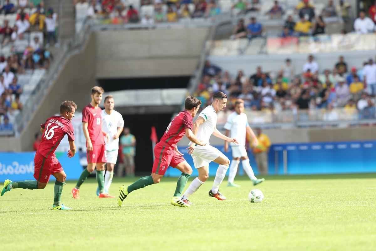 Portugal e Arglia empataram por 1 a 1 no Mineiro. Resultado fez os lusitanos avanarem s quartas de final em primeiro. Honduras passou em segundo. Surpreendentemente, Argentina est eliminada dos Jogos do Rio j na primeira fase do futebol masculino 