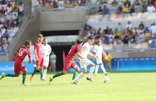 Portugal e Arglia empataram por 1 a 1 no Mineiro. Resultado fez os lusitanos avanarem s quartas de final em primeiro. Honduras passou em segundo. Surpreendentemente, Argentina est eliminada dos Jogos do Rio j na primeira fase do futebol masculino 