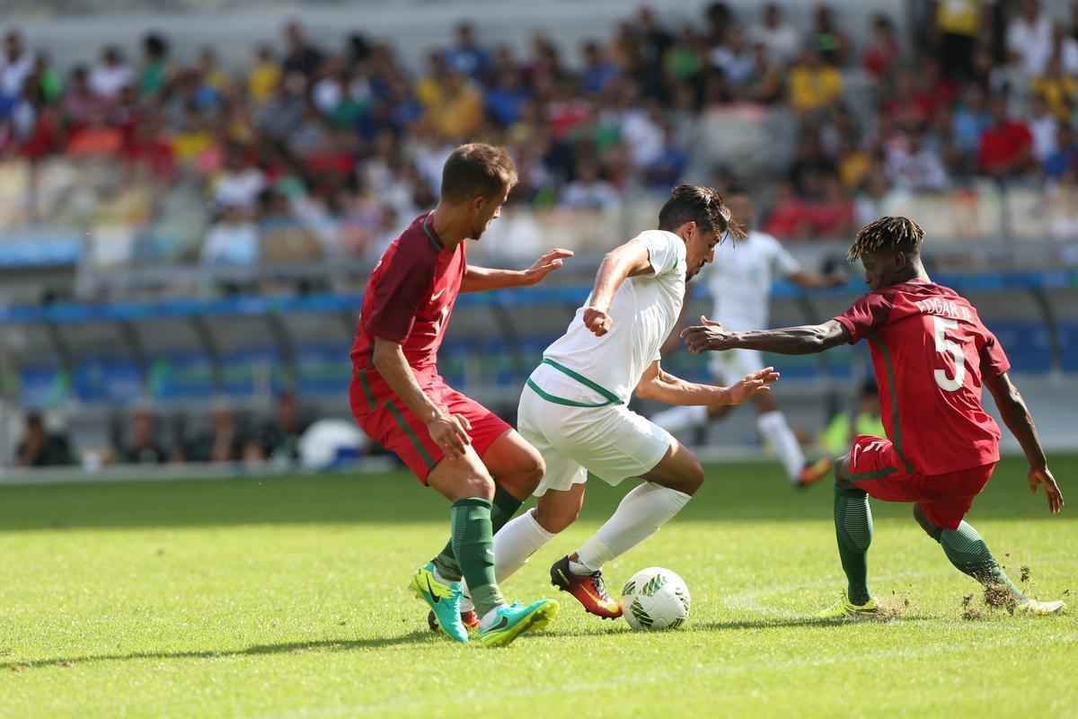 Portugal e Arglia empataram por 1 a 1 no Mineiro. Resultado fez os lusitanos avanarem s quartas de final em primeiro. Honduras passou em segundo. Surpreendentemente, Argentina est eliminada dos Jogos do Rio j na primeira fase do futebol masculino 