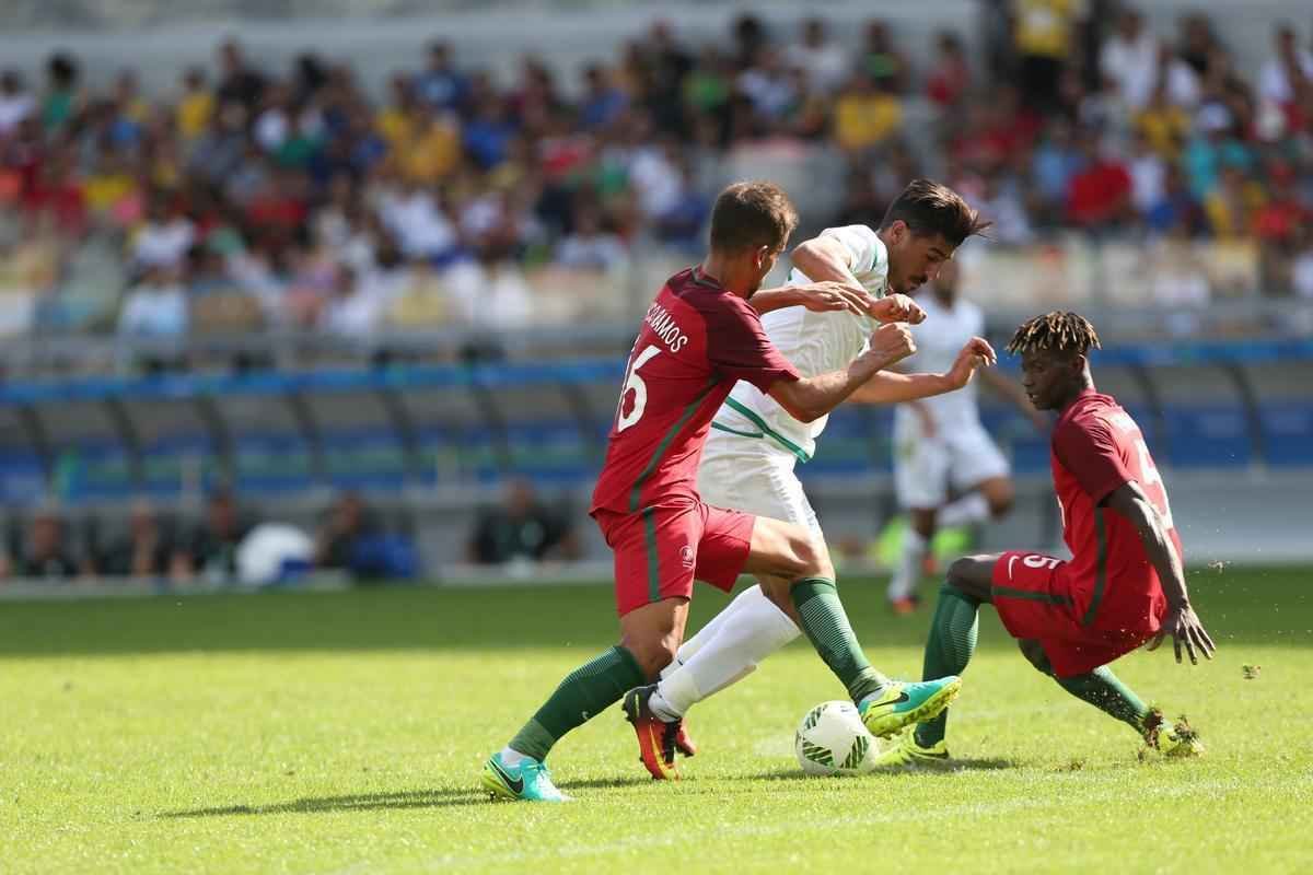 Portugal e Arglia empataram por 1 a 1 no Mineiro. Resultado fez os lusitanos avanarem s quartas de final em primeiro. Honduras passou em segundo. Surpreendentemente, Argentina est eliminada dos Jogos do Rio j na primeira fase do futebol masculino 