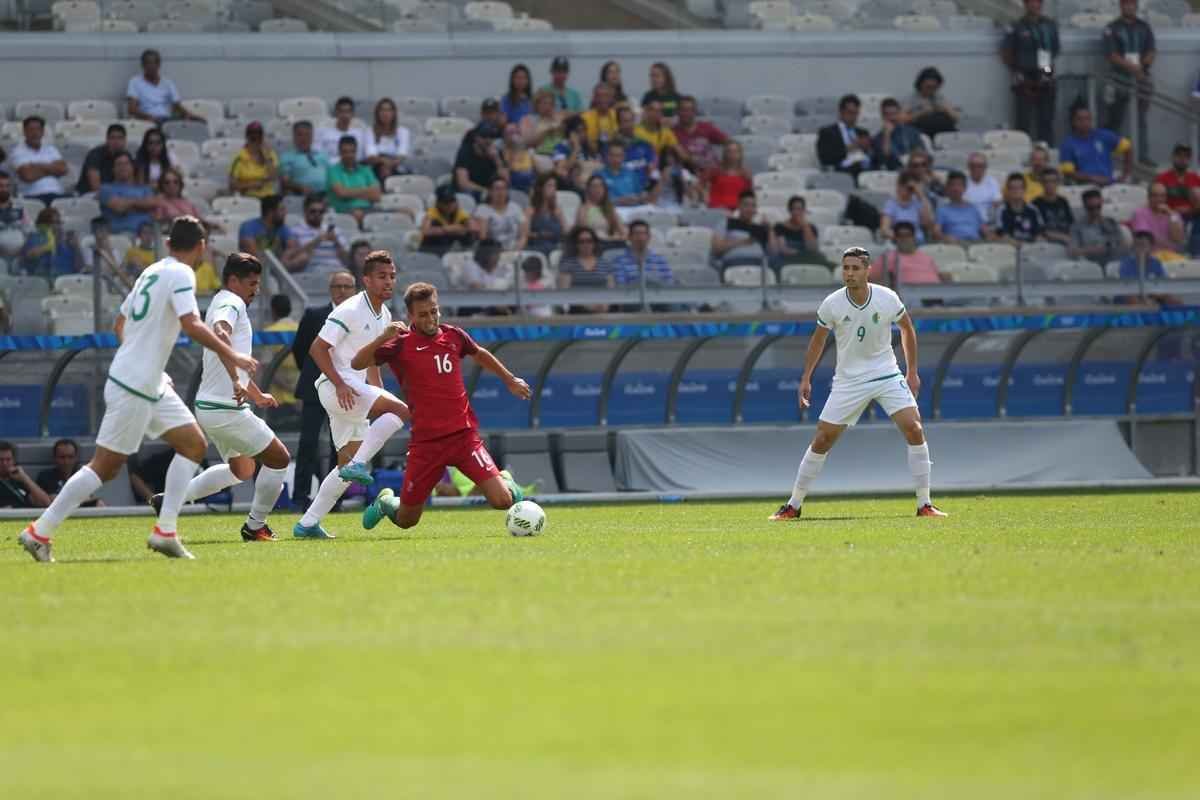 Portugal e Arglia empataram por 1 a 1 no Mineiro. Resultado fez os lusitanos avanarem s quartas de final em primeiro. Honduras passou em segundo. Surpreendentemente, Argentina est eliminada dos Jogos do Rio j na primeira fase do futebol masculino 