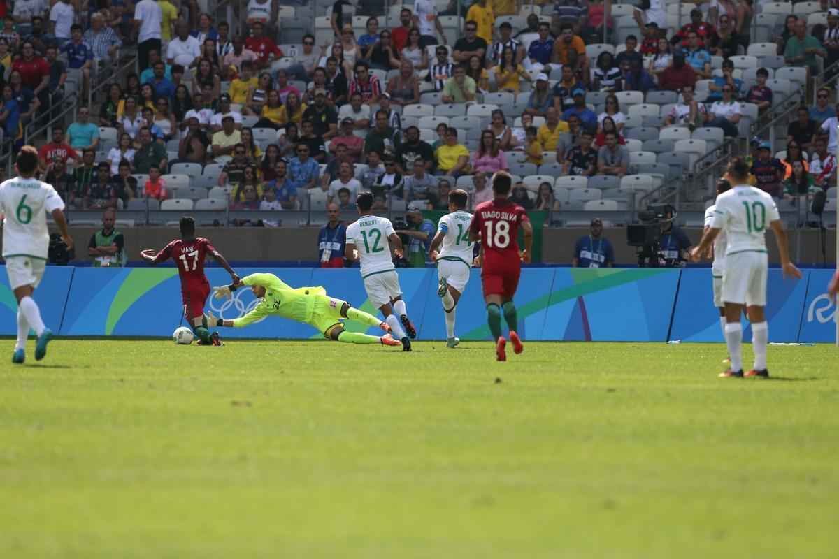 Portugal e Arglia empataram por 1 a 1 no Mineiro. Resultado fez os lusitanos avanarem s quartas de final em primeiro. Honduras passou em segundo. Surpreendentemente, Argentina est eliminada dos Jogos do Rio j na primeira fase do futebol masculino 