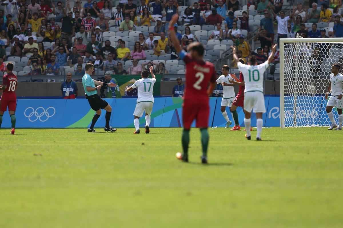 Portugal e Arglia empataram por 1 a 1 no Mineiro. Resultado fez os lusitanos avanarem s quartas de final em primeiro. Honduras passou em segundo. Surpreendentemente, Argentina est eliminada dos Jogos do Rio j na primeira fase do futebol masculino 