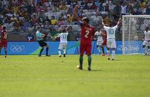 Portugal e Arglia empataram por 1 a 1 no Mineiro. Resultado fez os lusitanos avanarem s quartas de final em primeiro. Honduras passou em segundo. Surpreendentemente, Argentina est eliminada dos Jogos do Rio j na primeira fase do futebol masculino 