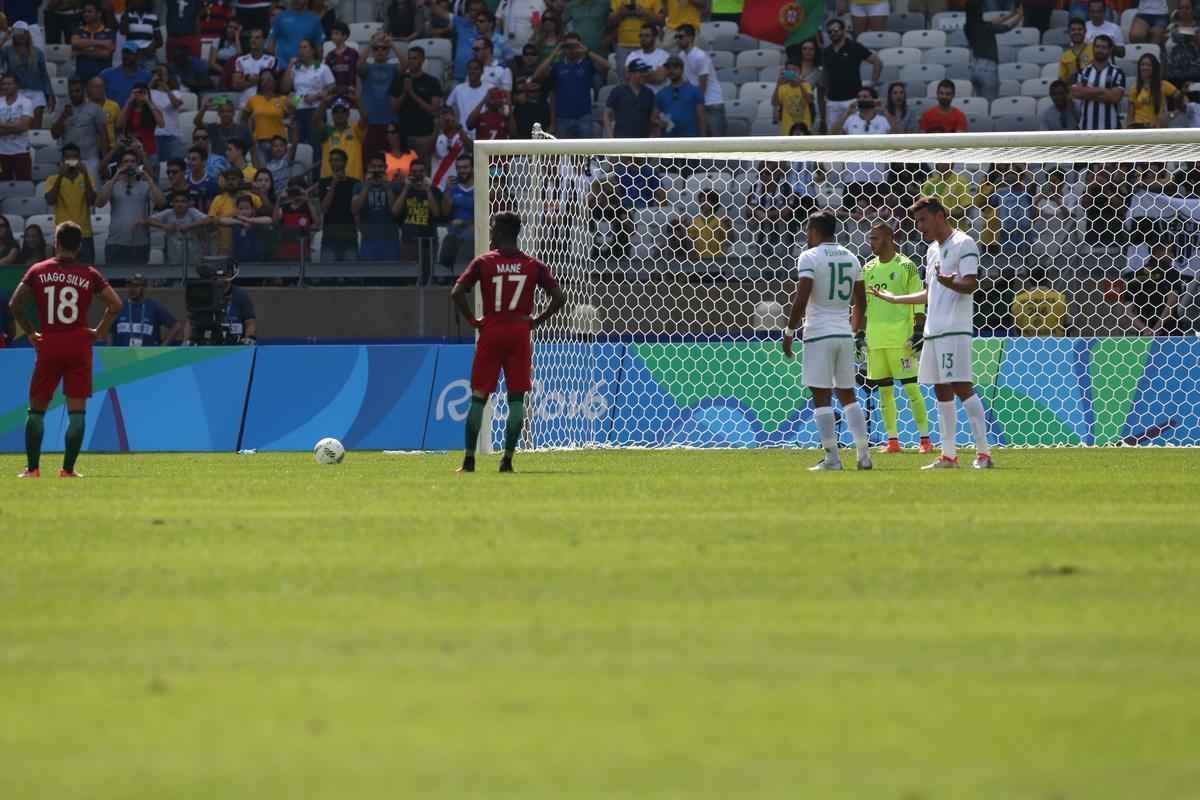 Portugal e Arglia empataram por 1 a 1 no Mineiro. Resultado fez os lusitanos avanarem s quartas de final em primeiro. Honduras passou em segundo. Surpreendentemente, Argentina est eliminada dos Jogos do Rio j na primeira fase do futebol masculino 