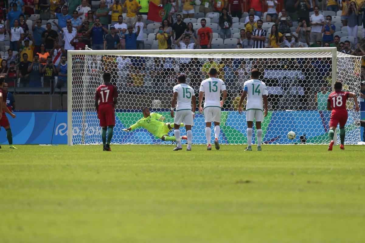 Portugal e Arglia empataram por 1 a 1 no Mineiro. Resultado fez os lusitanos avanarem s quartas de final em primeiro. Honduras passou em segundo. Surpreendentemente, Argentina est eliminada dos Jogos do Rio j na primeira fase do futebol masculino 