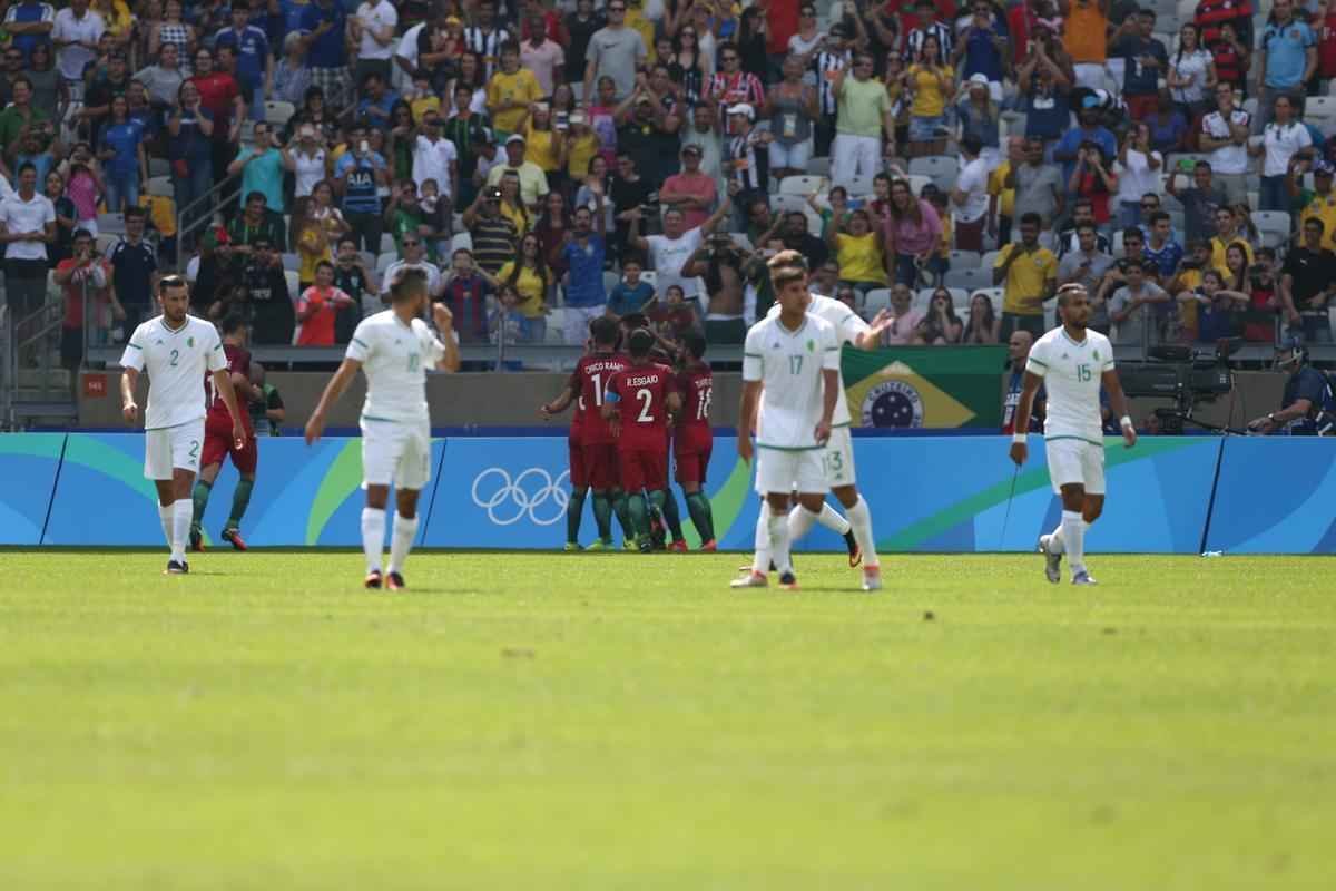 Portugal e Arglia empataram por 1 a 1 no Mineiro. Resultado fez os lusitanos avanarem s quartas de final em primeiro. Honduras passou em segundo. Surpreendentemente, Argentina est eliminada dos Jogos do Rio j na primeira fase do futebol masculino 