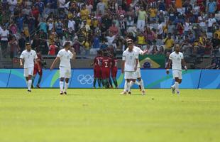 Portugal e Arglia empataram por 1 a 1 no Mineiro. Resultado fez os lusitanos avanarem s quartas de final em primeiro. Honduras passou em segundo. Surpreendentemente, Argentina est eliminada dos Jogos do Rio j na primeira fase do futebol masculino 