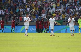 Portugal e Arglia empataram por 1 a 1 no Mineiro. Resultado fez os lusitanos avanarem s quartas de final em primeiro. Honduras passou em segundo. Surpreendentemente, Argentina est eliminada dos Jogos do Rio j na primeira fase do futebol masculino 