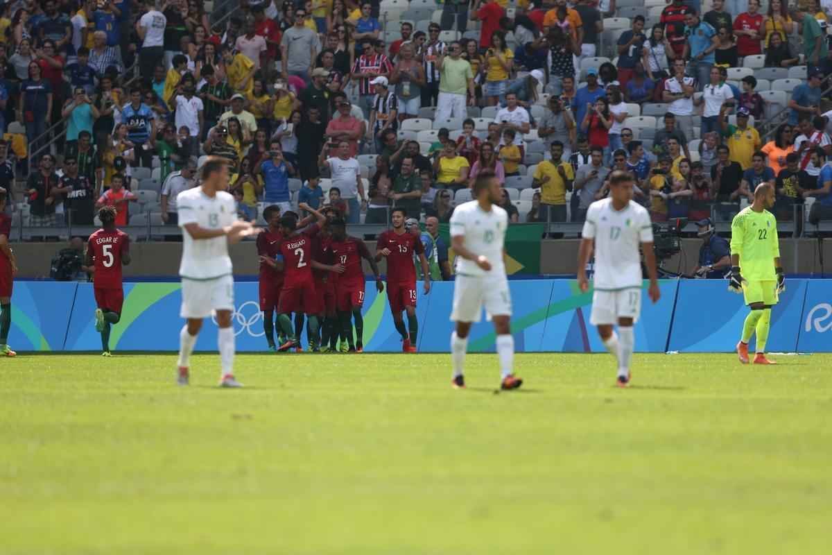 Portugal e Arglia empataram por 1 a 1 no Mineiro. Resultado fez os lusitanos avanarem s quartas de final em primeiro. Honduras passou em segundo. Surpreendentemente, Argentina est eliminada dos Jogos do Rio j na primeira fase do futebol masculino 