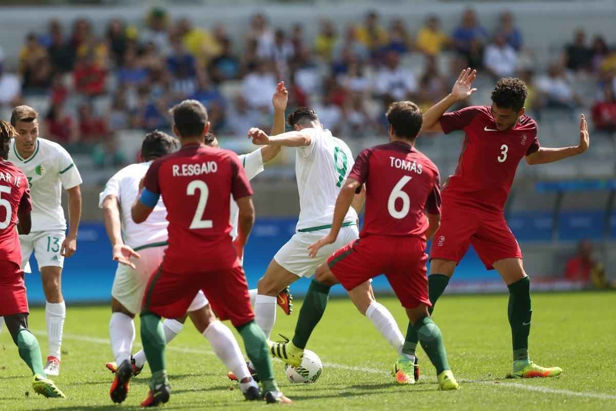 Portugal e Arglia empataram por 1 a 1 no Mineiro. Resultado fez os lusitanos avanarem s quartas de final em primeiro. Honduras passou em segundo. Surpreendentemente, Argentina est eliminada dos Jogos do Rio j na primeira fase do futebol masculino 