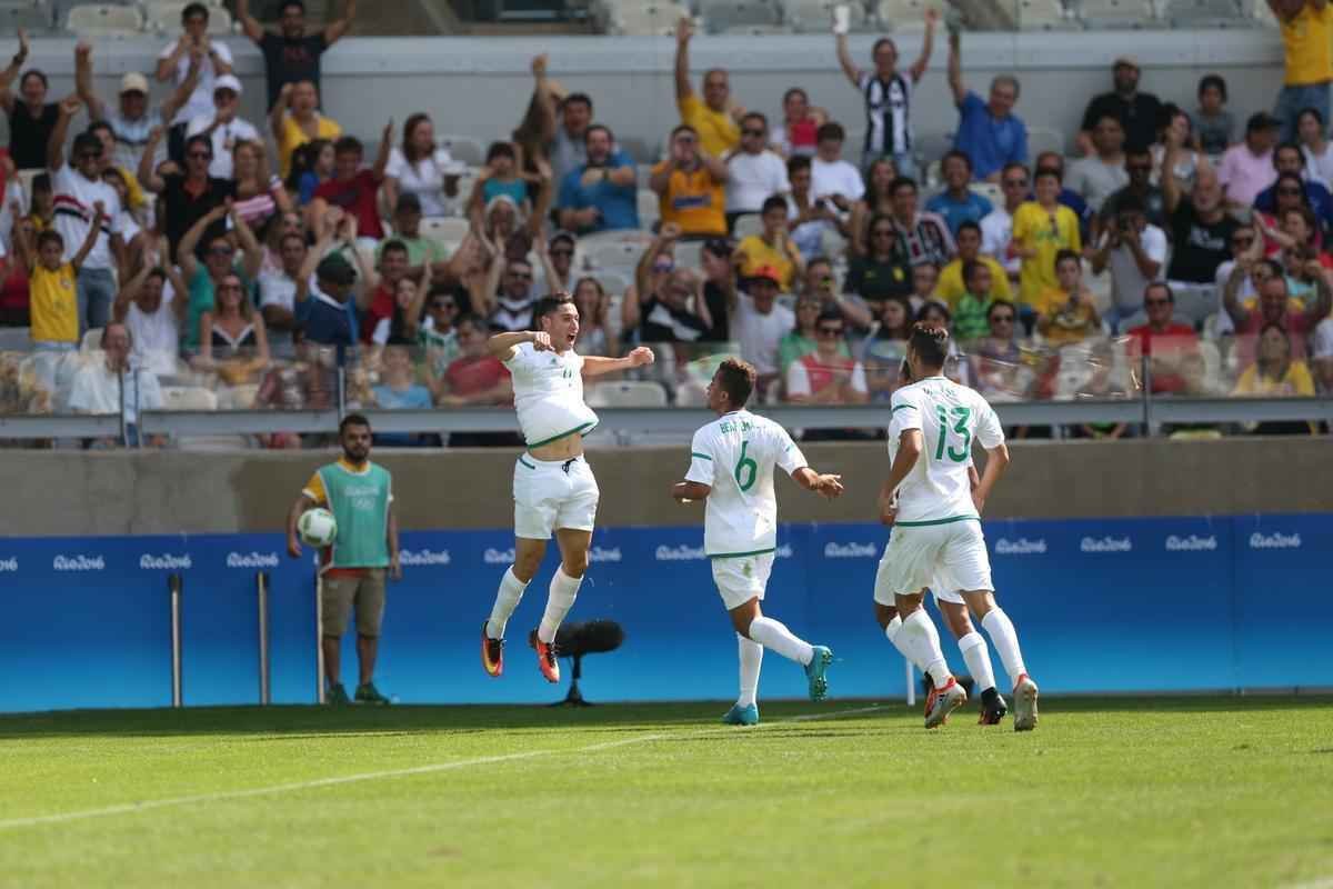 Portugal e Arglia empataram por 1 a 1 no Mineiro. Resultado fez os lusitanos avanarem s quartas de final em primeiro. Honduras passou em segundo. Surpreendentemente, Argentina est eliminada dos Jogos do Rio j na primeira fase do futebol masculino 