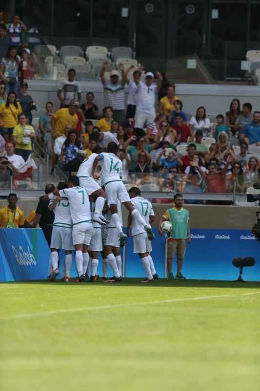 Portugal e Arglia empataram por 1 a 1 no Mineiro. Resultado fez os lusitanos avanarem s quartas de final em primeiro. Honduras passou em segundo. Surpreendentemente, Argentina est eliminada dos Jogos do Rio j na primeira fase do futebol masculino 