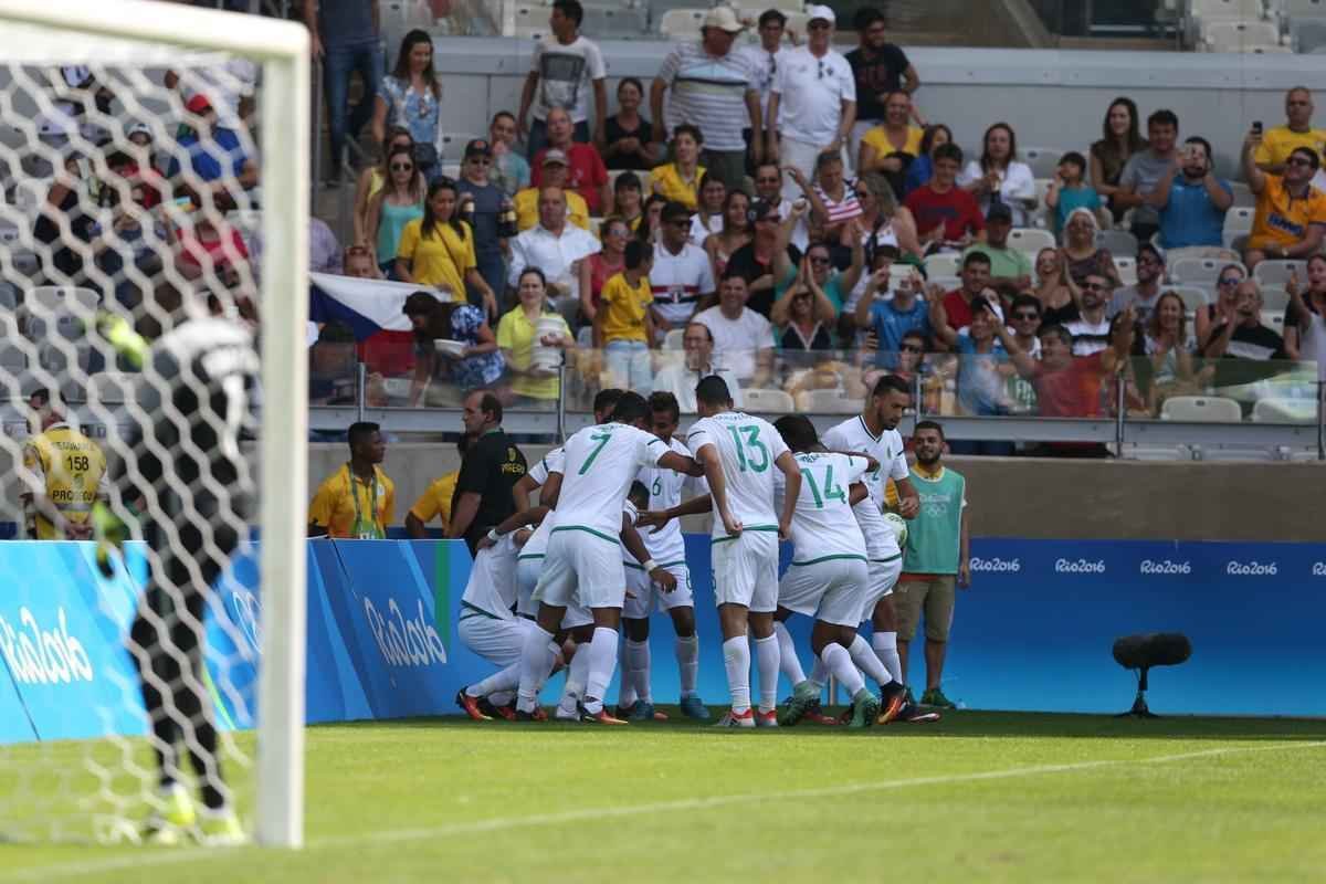 Portugal e Arglia empataram por 1 a 1 no Mineiro. Resultado fez os lusitanos avanarem s quartas de final em primeiro. Honduras passou em segundo. Surpreendentemente, Argentina est eliminada dos Jogos do Rio j na primeira fase do futebol masculino 