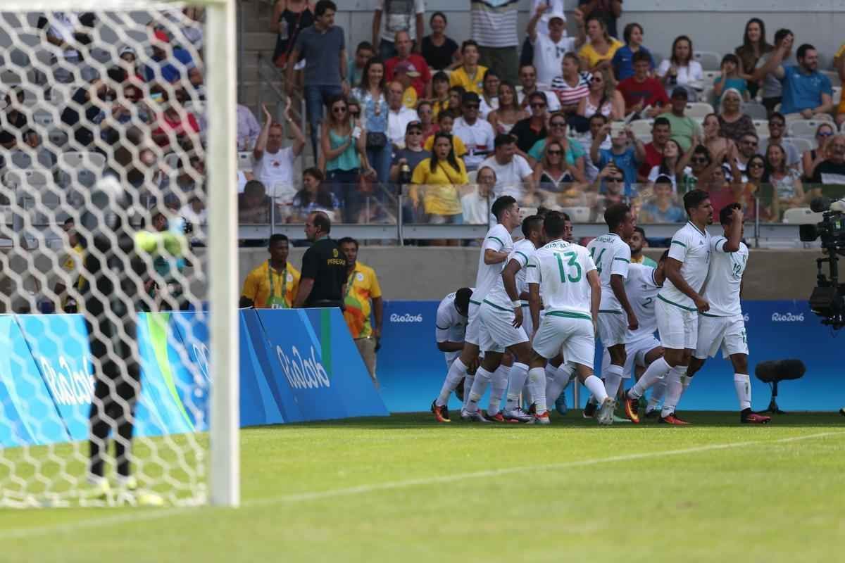 Portugal e Arglia empataram por 1 a 1 no Mineiro. Resultado fez os lusitanos avanarem s quartas de final em primeiro. Honduras passou em segundo. Surpreendentemente, Argentina est eliminada dos Jogos do Rio j na primeira fase do futebol masculino 