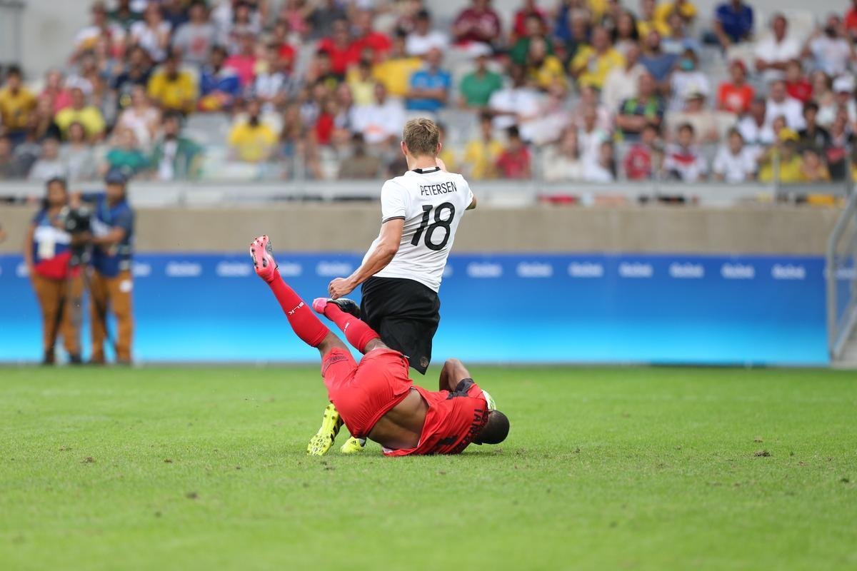 Goleiro Tamanisau ainda defendeu um pnalti alemo no segundo tempo