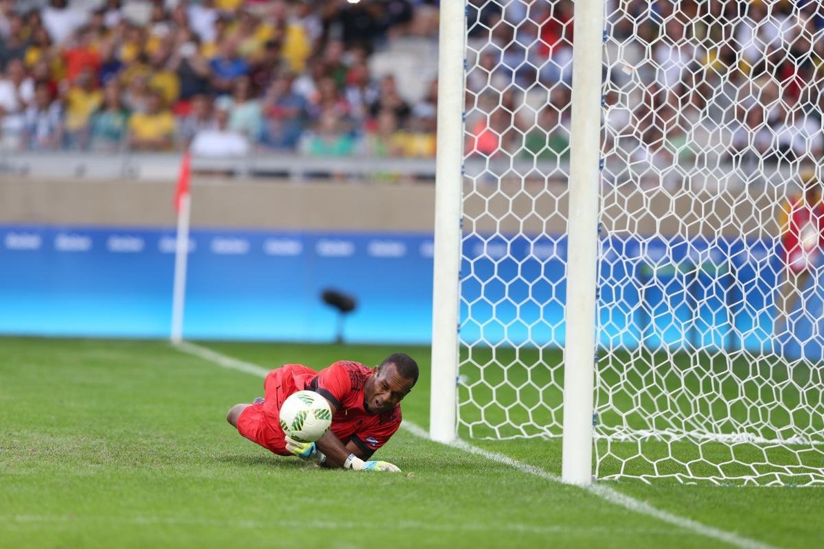 Goleiro Tamanisau ainda defendeu um pnalti alemo no segundo tempo