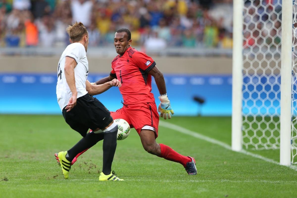 Goleiro Tamanisau ainda defendeu um pnalti alemo no segundo tempo