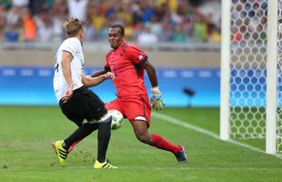 Goleiro Tamanisau ainda defendeu um pnalti alemo no segundo tempo