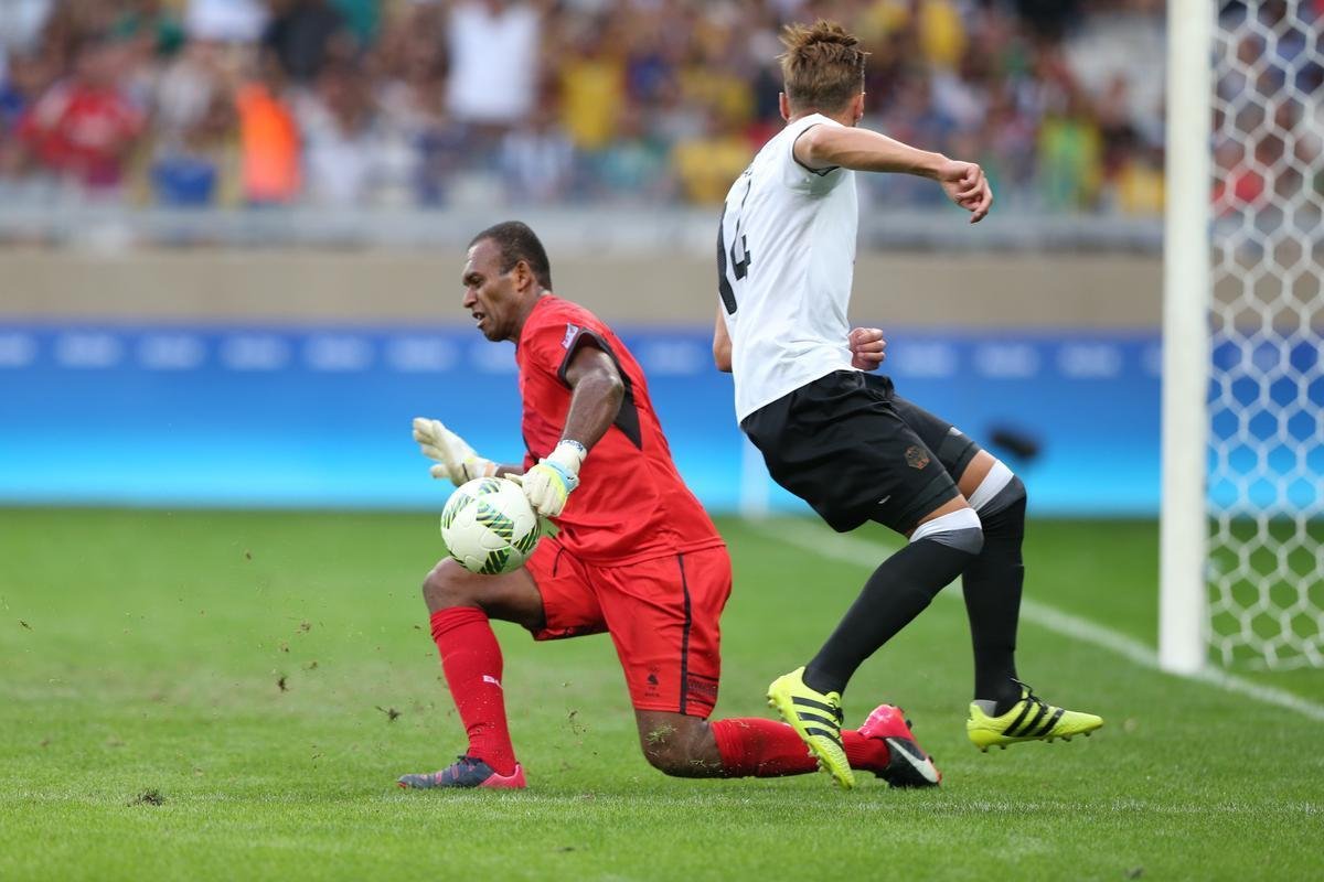 Goleiro Tamanisau ainda defendeu um pnalti alemo no segundo tempo