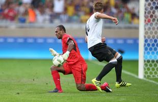 Goleiro Tamanisau ainda defendeu um pnalti alemo no segundo tempo