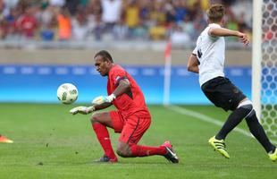 Goleiro Tamanisau ainda defendeu um pnalti alemo no segundo tempo