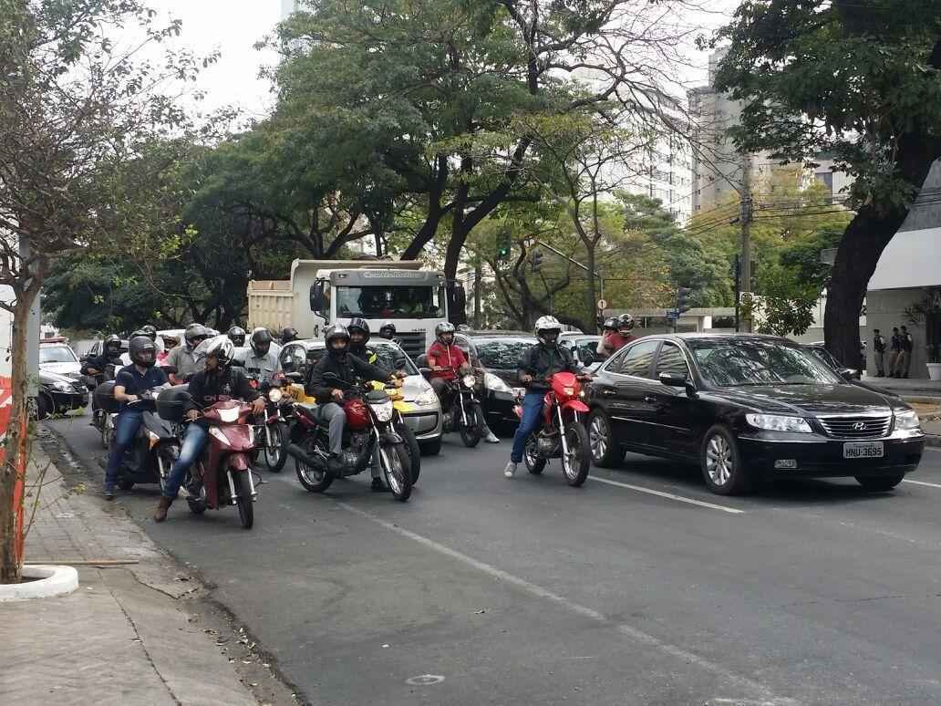 Sada de delegaes movimenta porta de hotel em Belo Horizonte