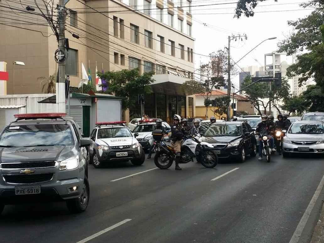 Sada de delegaes movimenta porta de hotel em Belo Horizonte