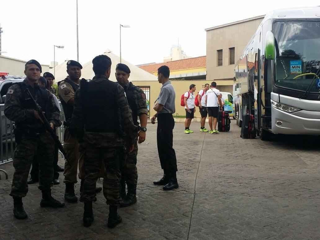 Sada de delegaes movimenta porta de hotel em Belo Horizonte