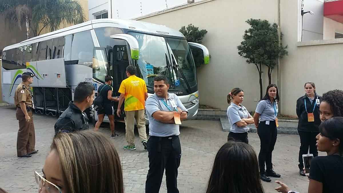 Jogadoras da Seleo Brasileira de futebol deixam o hotel e vo para o Mineiro