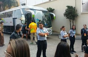 Jogadoras da Seleo Brasileira de futebol deixam o hotel e vo para o Mineiro