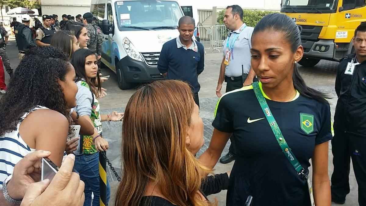 Jogadoras da Seleo Brasileira de futebol deixam o hotel e vo para o Mineiro