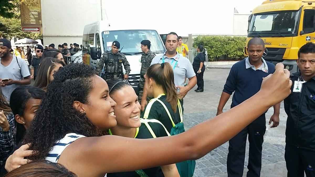 Jogadoras da Seleo Brasileira de futebol deixam o hotel e vo para o Mineiro