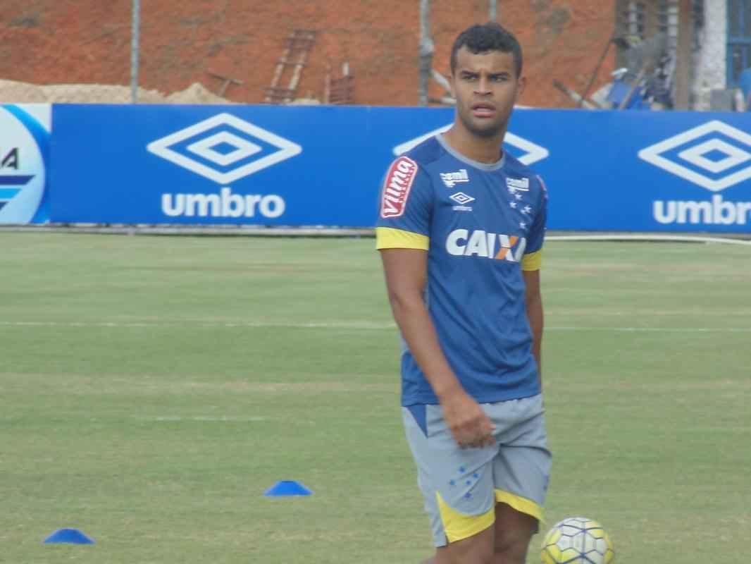Em tratamento de contuso muscular na coxa direita, Alisson j faz trabalhos de fisioterapia em campo (foto: Rafael Arruda/Superesportes)