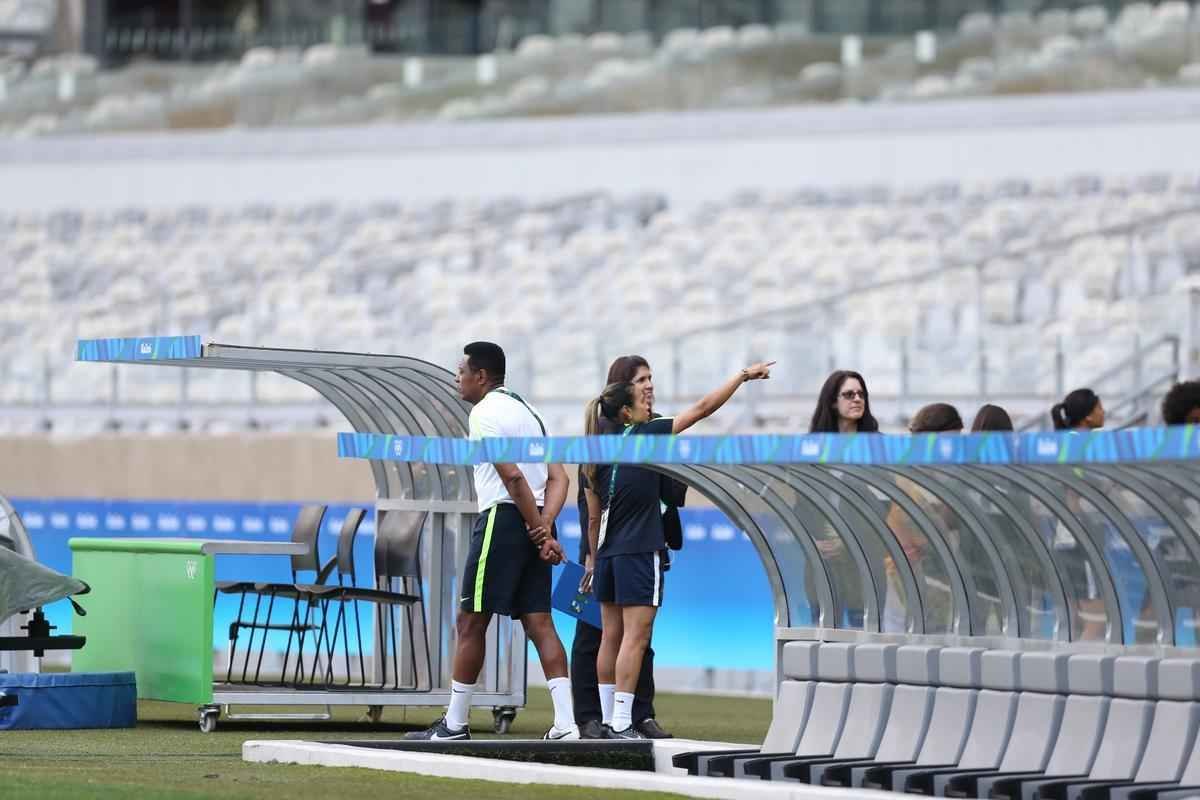 Jogadores do Brasil nunca atuaram no Mineiro e aproveitaram para tirar fotos e selfies